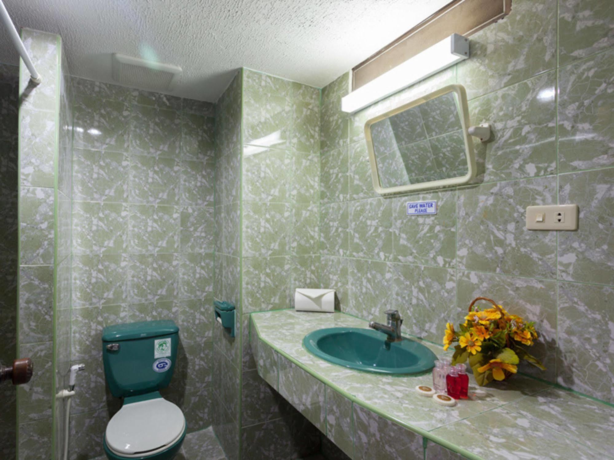 Simple Boutique Seabreeze Hotel Patong Exterior photo
